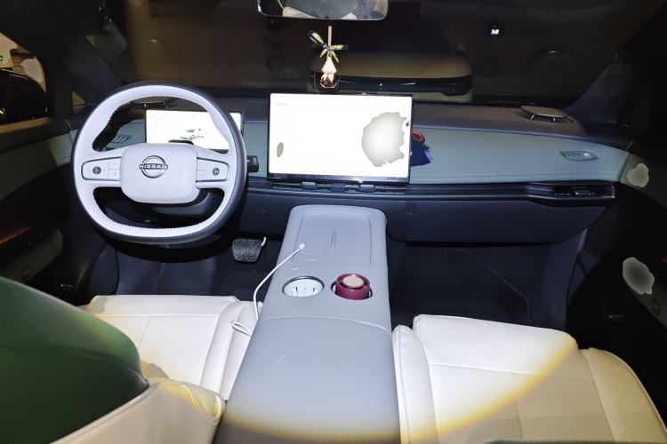 Used Nissan N7 2025 625 Max Center Console