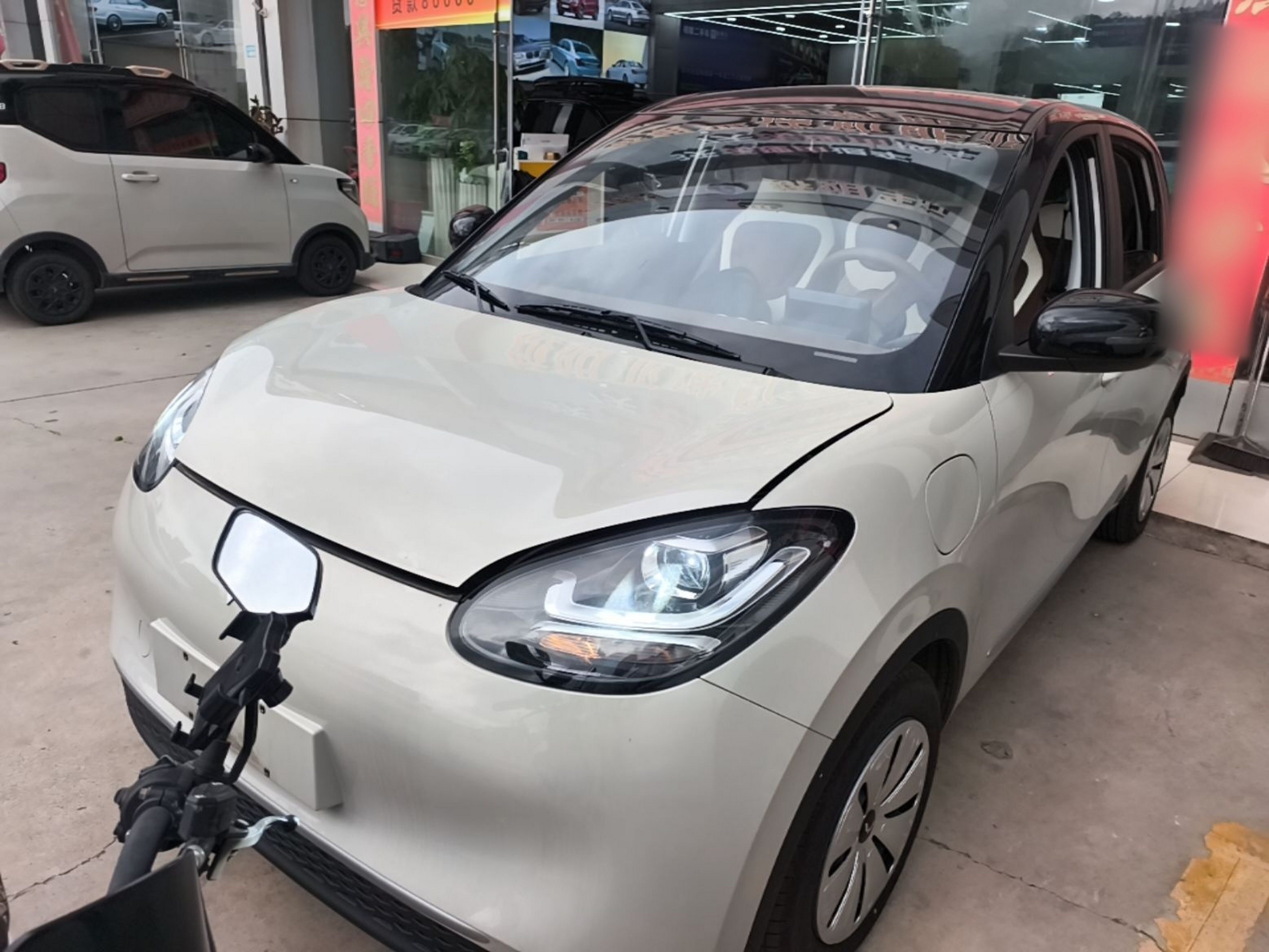 Под передней частью автомобиля