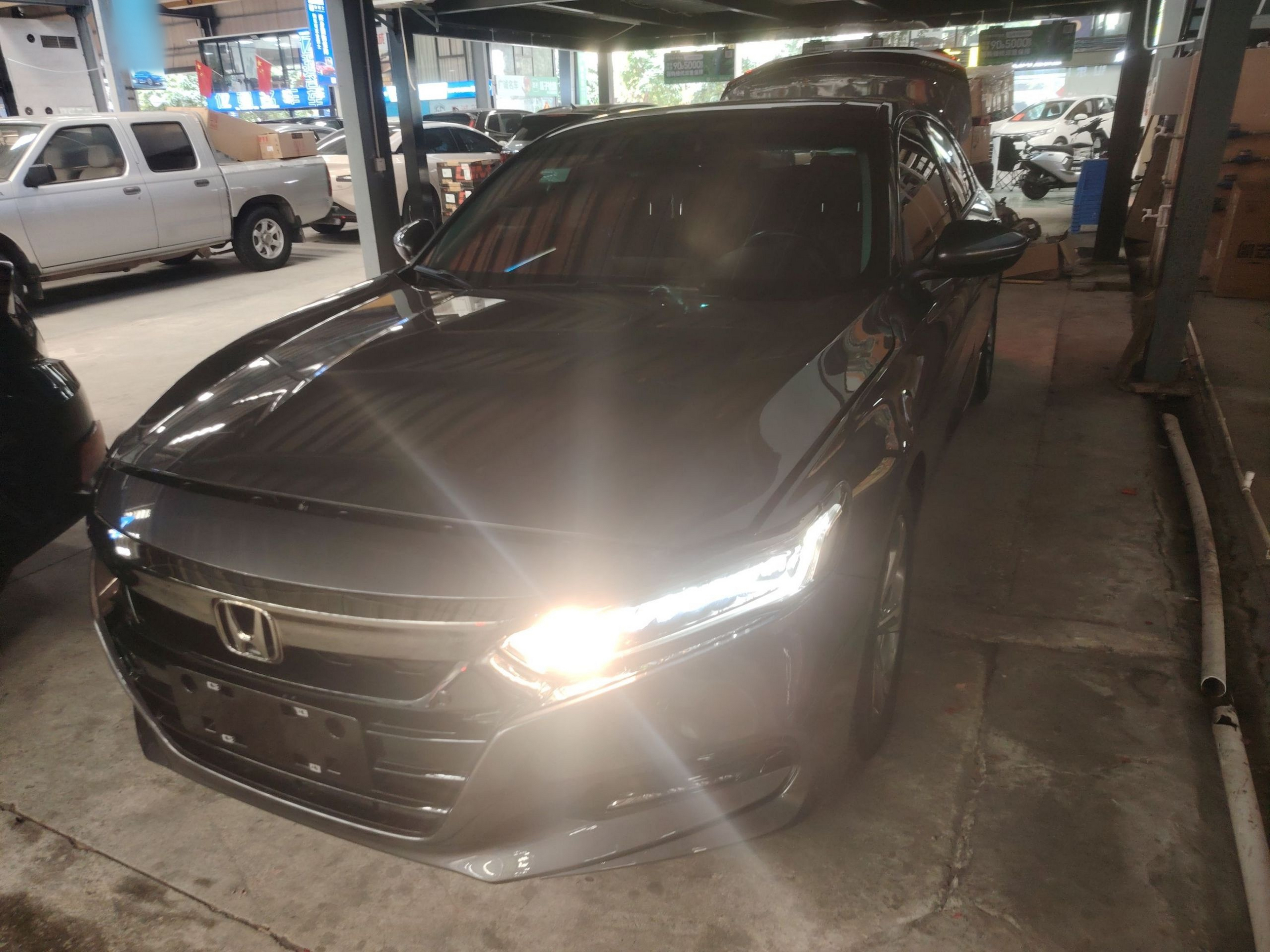 Под передней частью автомобиля