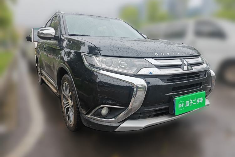 Used Mitsubishi Outlander 2018 2.0L Two-Wheel Drive Glory Edition 5 Seats Front Right 45 Deg