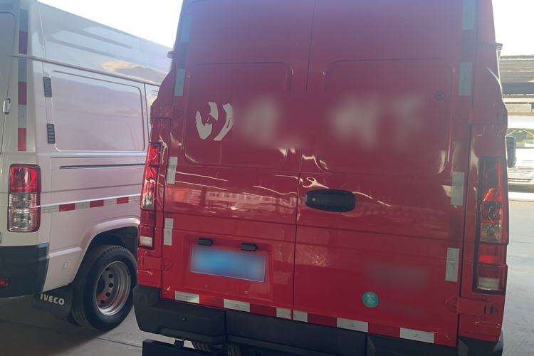 Used Iveco Daily 2023 2.8T V35 Van Short Wheelbase Mid-Roof Design Dual Tires Side-Swing Doors 2-3 Seater
