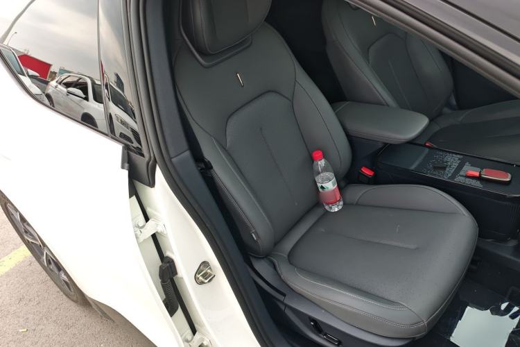 Used Lynk & Co Z20 2025 530 km Range Rear-Wheel Drive Pro Right Front Seat