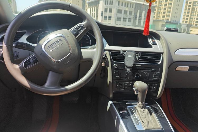 Used Audi A4L 2012 2.0 TFSI automatic standard version Center Console