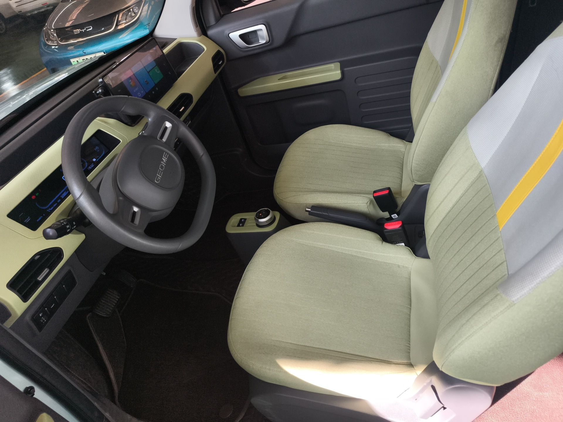 المقاعد الأمامية داخل السيارة