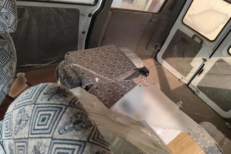 Used Iveco Daily 2020 2.5T A35 Passenger Van with Dual Tires Mid-Roof Design 5-9 Seater Side-Sliding Door China V Emission Standard