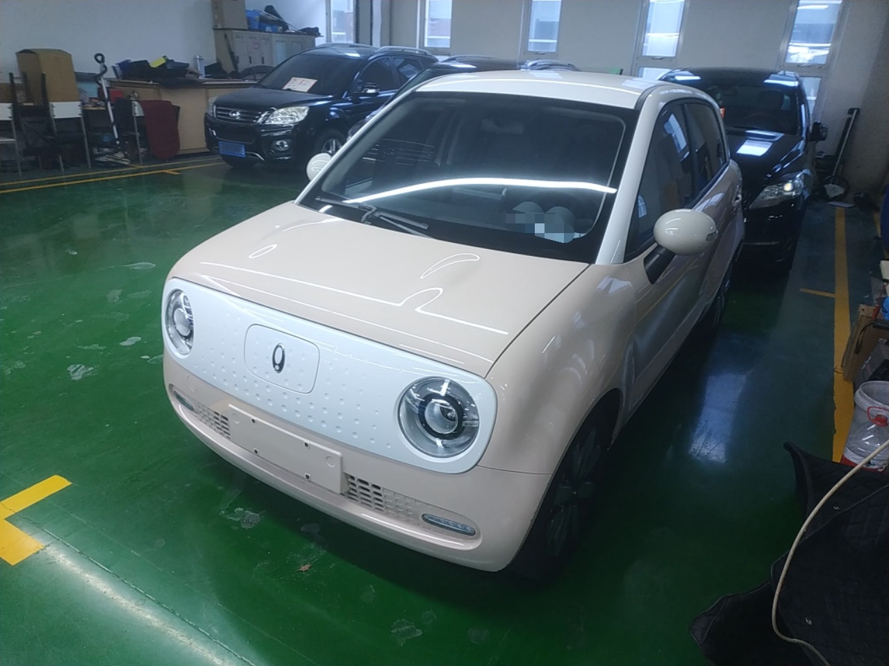 تحت مقدمة السيارة