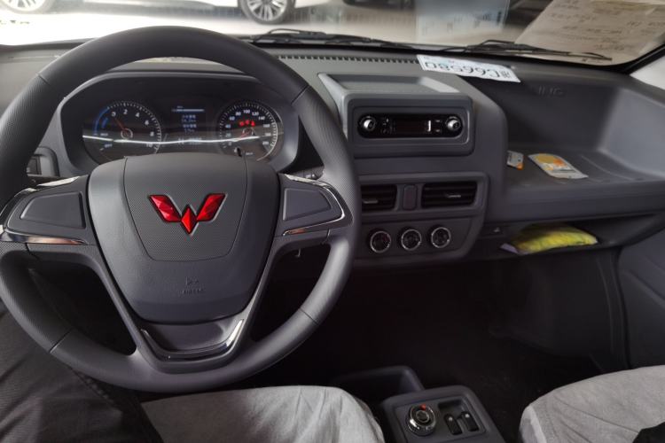 Used Wuling Yangguang 2025 Model 400km Bus Edition—Comfort Edition
