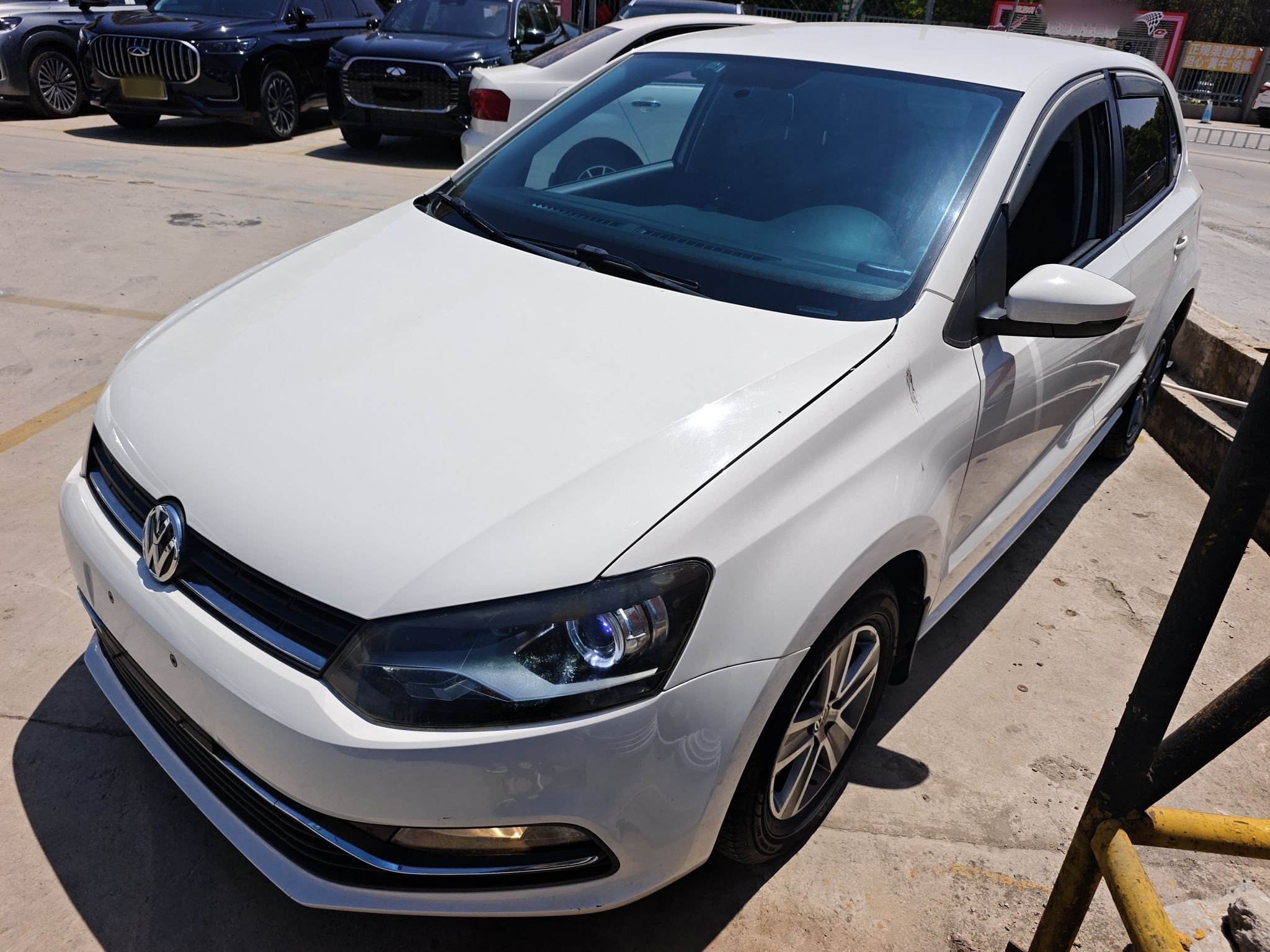 تحت مقدمة السيارة