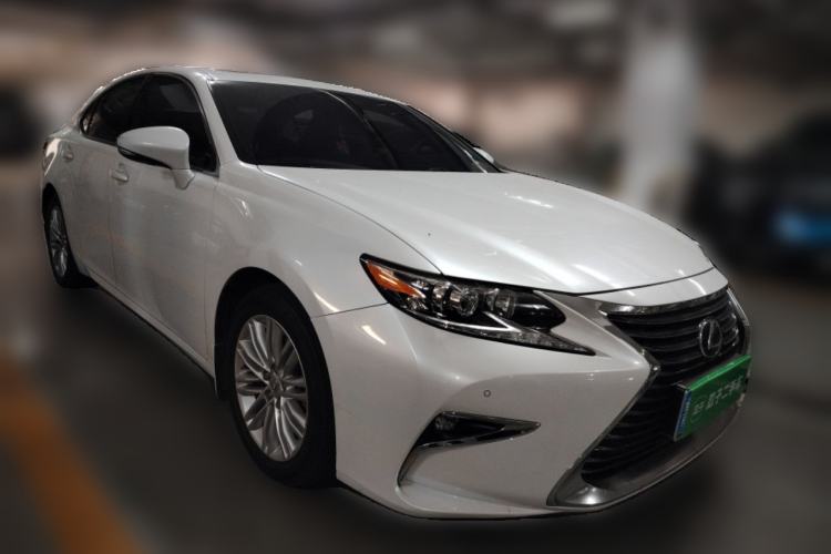Used Lexus ES 2015 200 Elite Edition Front Right 45 Deg