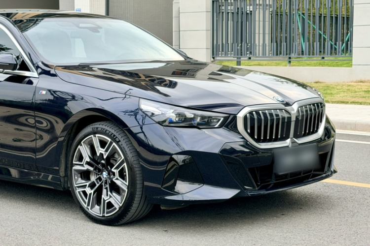 Used BMW 5 Series 2025 530Li Luxury Edition M Sport Package Exterior 6