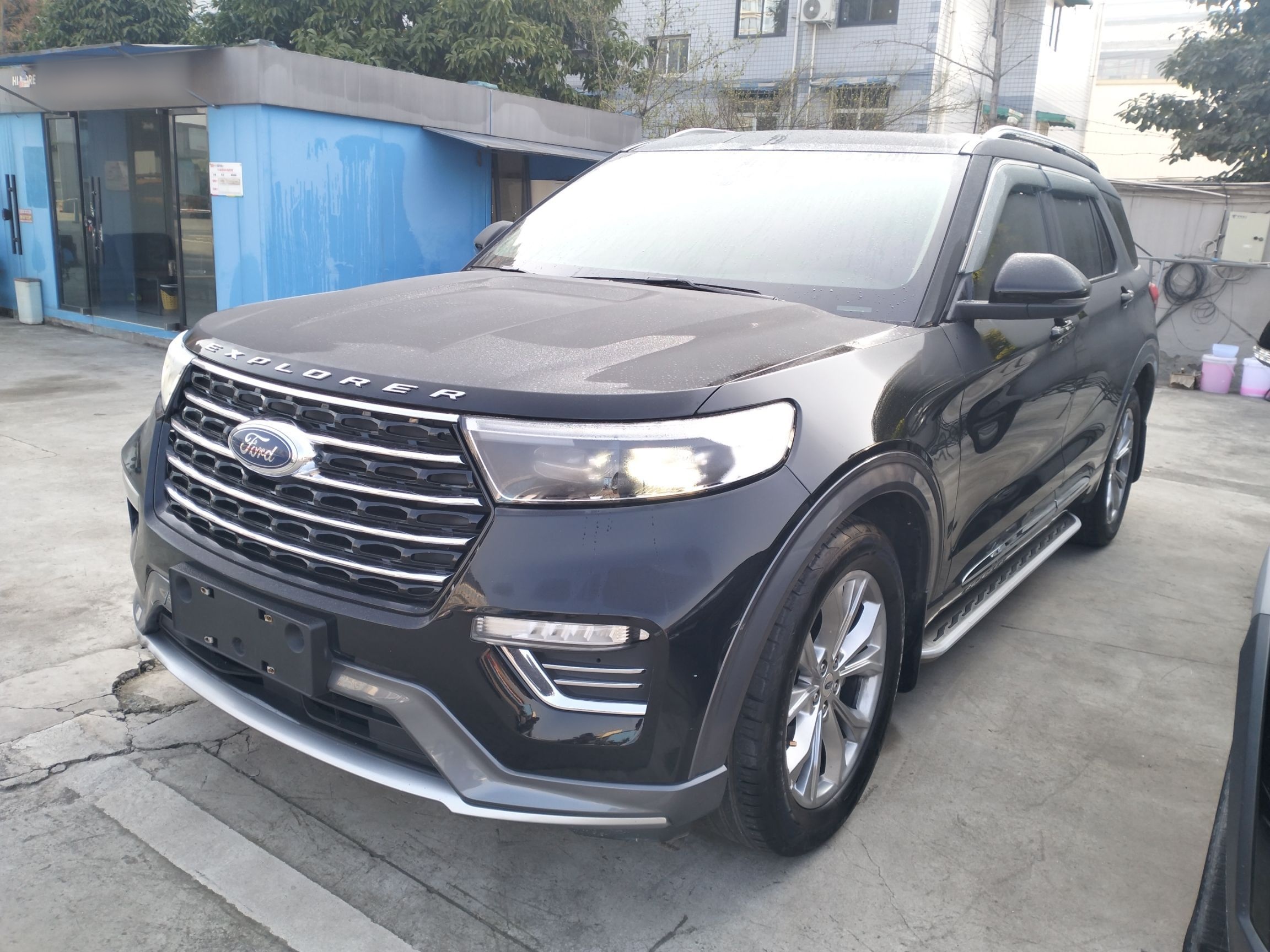 Под передней частью автомобиля