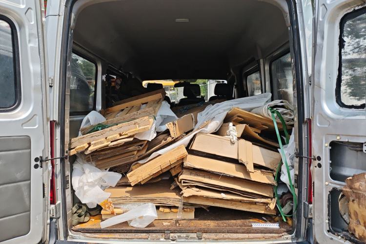 Used Dongfeng Yufeng 2018 2.3TA100 Standard Edition Logistics Vehicle Short Wheelbase Mid-Roof Design 5-9 Seater Powered by WP2.3
