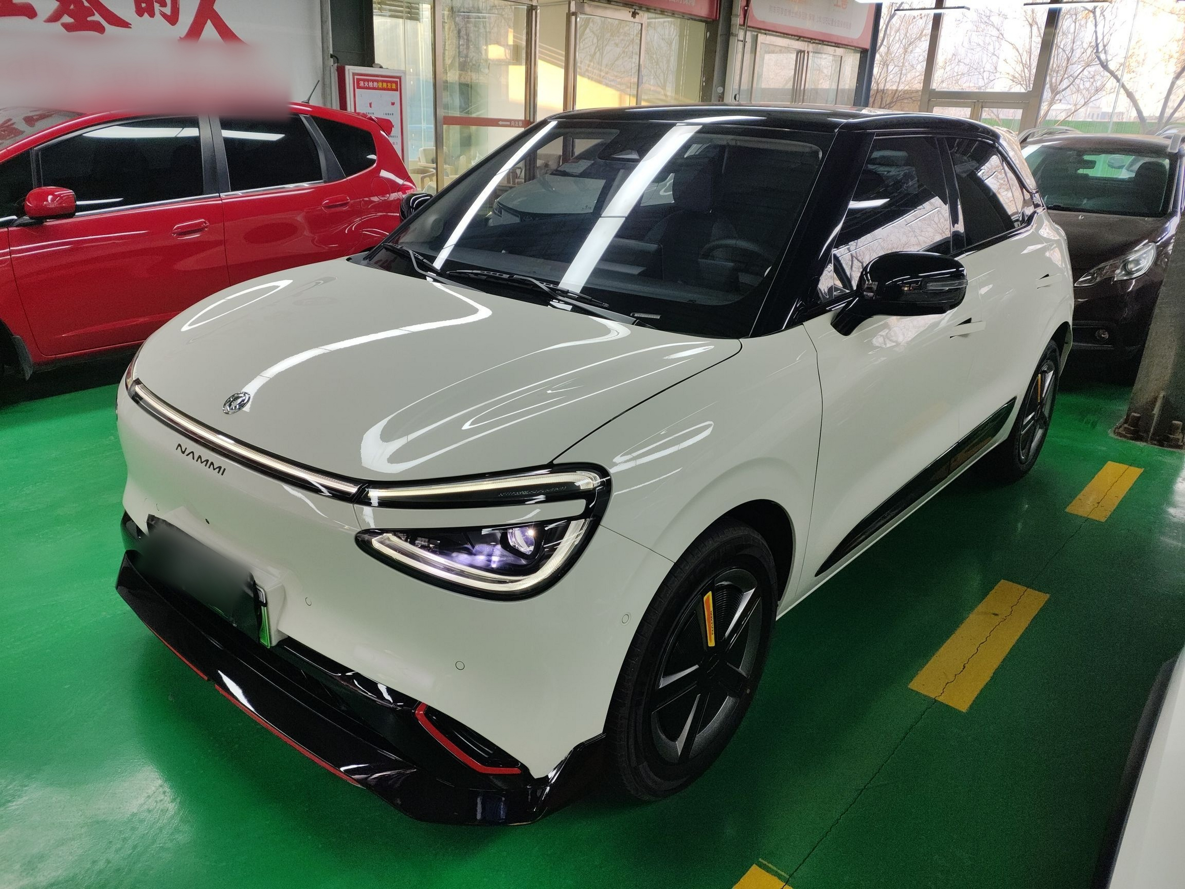 تحت مقدمة السيارة