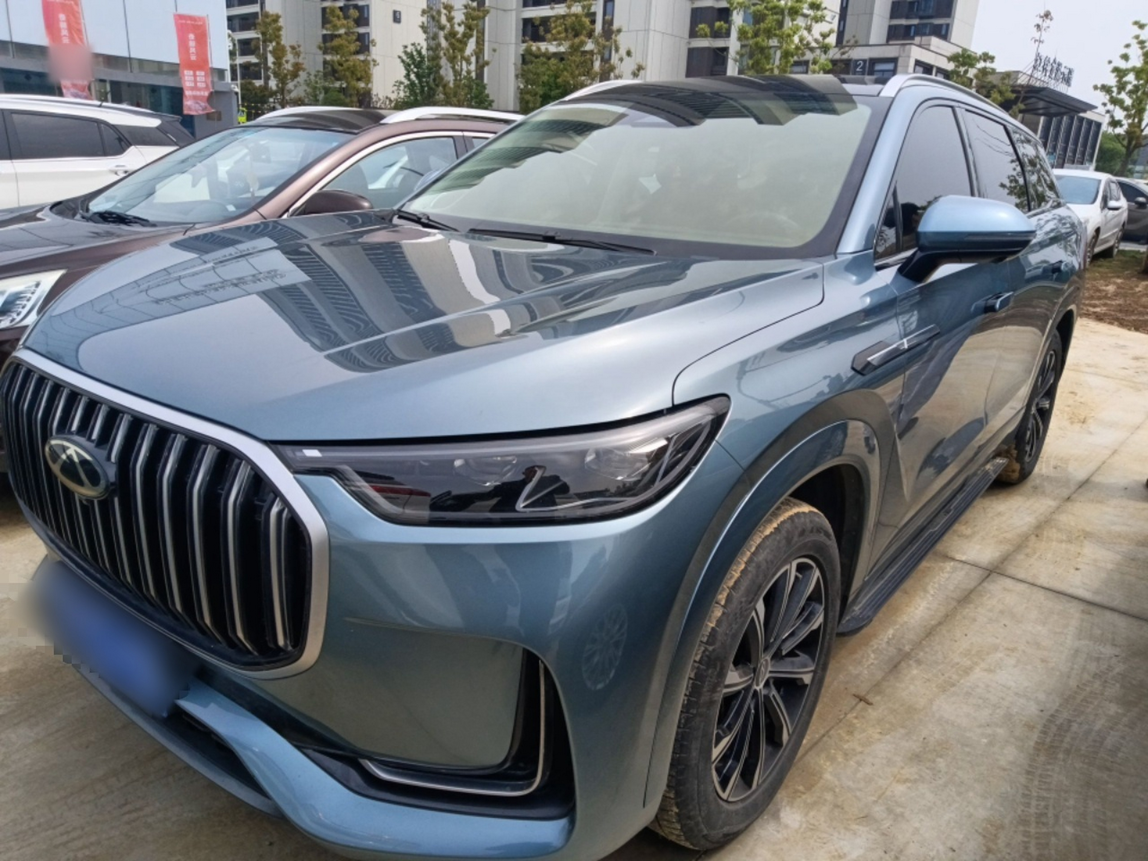 Под передней частью автомобиля