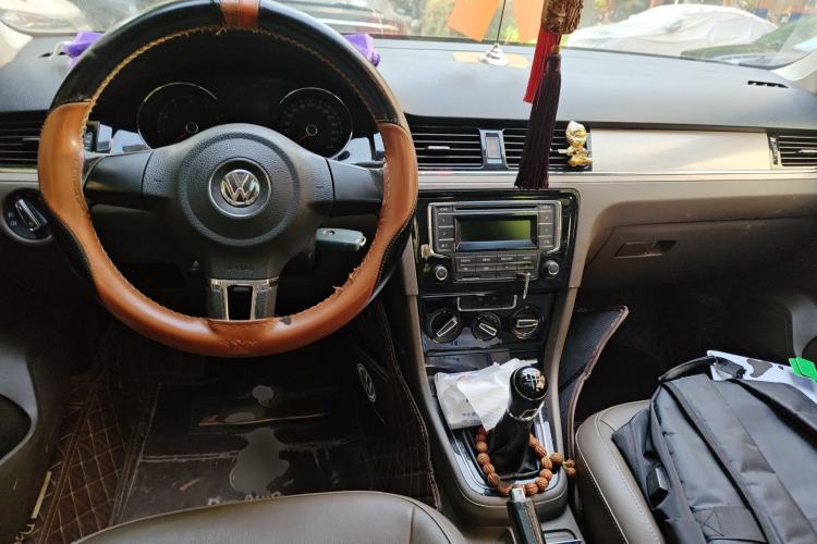 Used Volkswagen Bora 2014 1.6L Manual Comfort Model Center Console