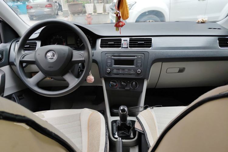 Used Skoda Rapid 2013 1.6L Automatic Smart Selection Model Center Console