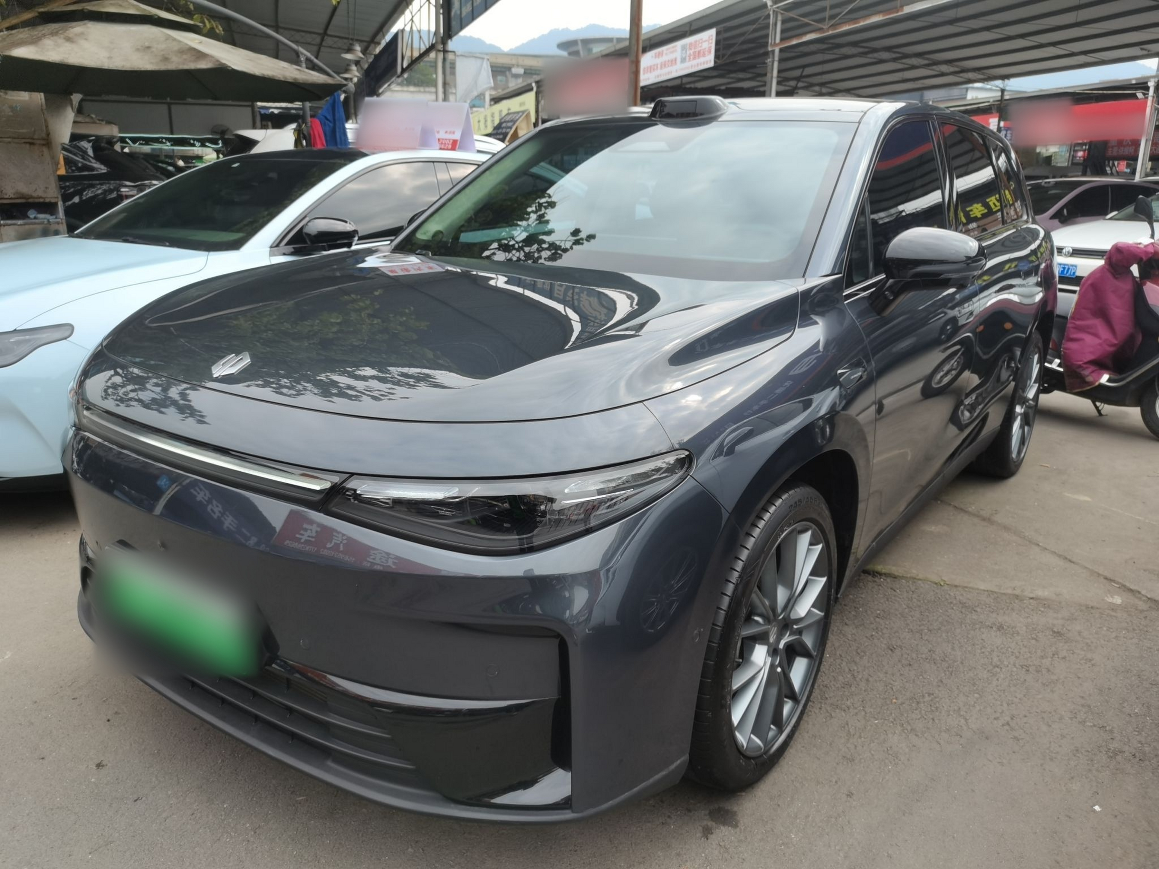 Под передней частью автомобиля