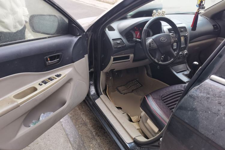 Used Bestune B50 2012 1.6L manual sunroof version
