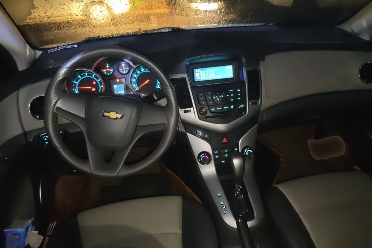 Used Chevrolet Cruze 2013 1.8L SE AT Center Console