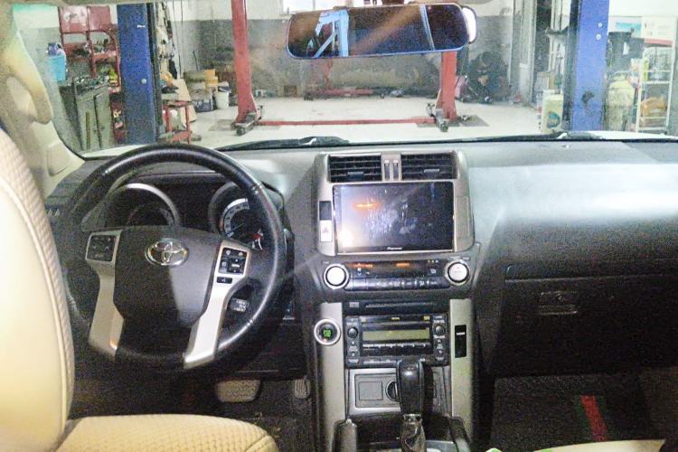 Used Toyota Prado 2010 4.0L Automatic TX-L Center Console