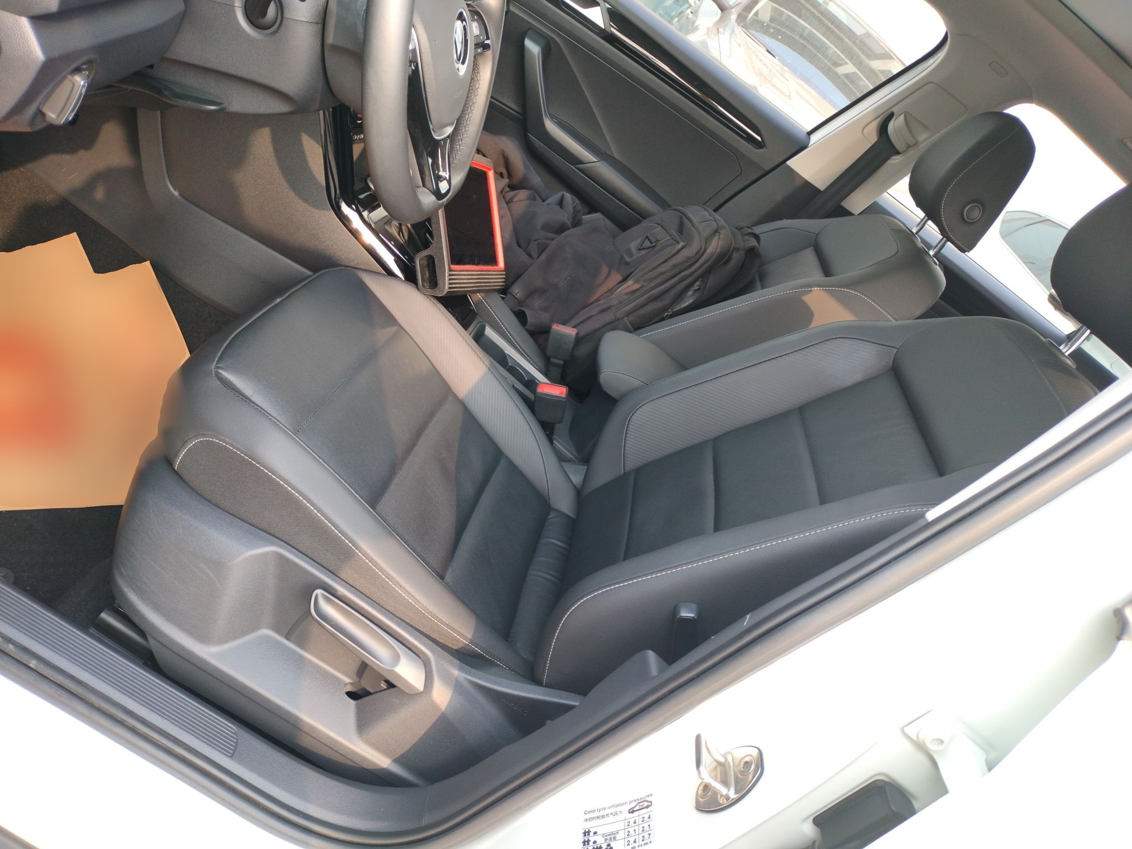 المقاعد الأمامية داخل السيارة