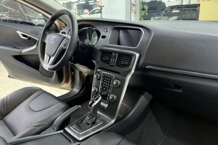 Used Volvo V40 2016 T3 Zhiyi Edition
