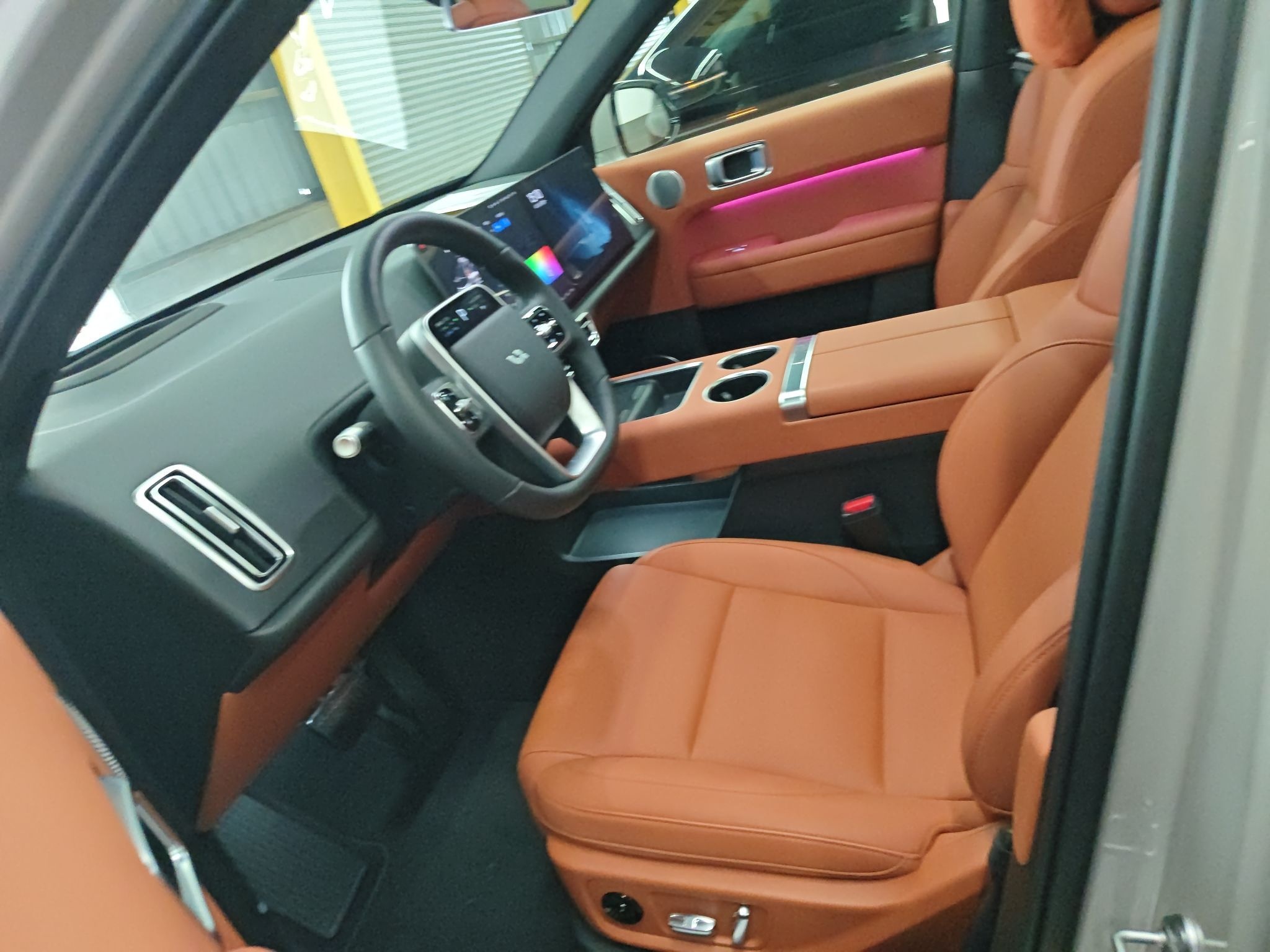 المقاعد الأمامية داخل السيارة