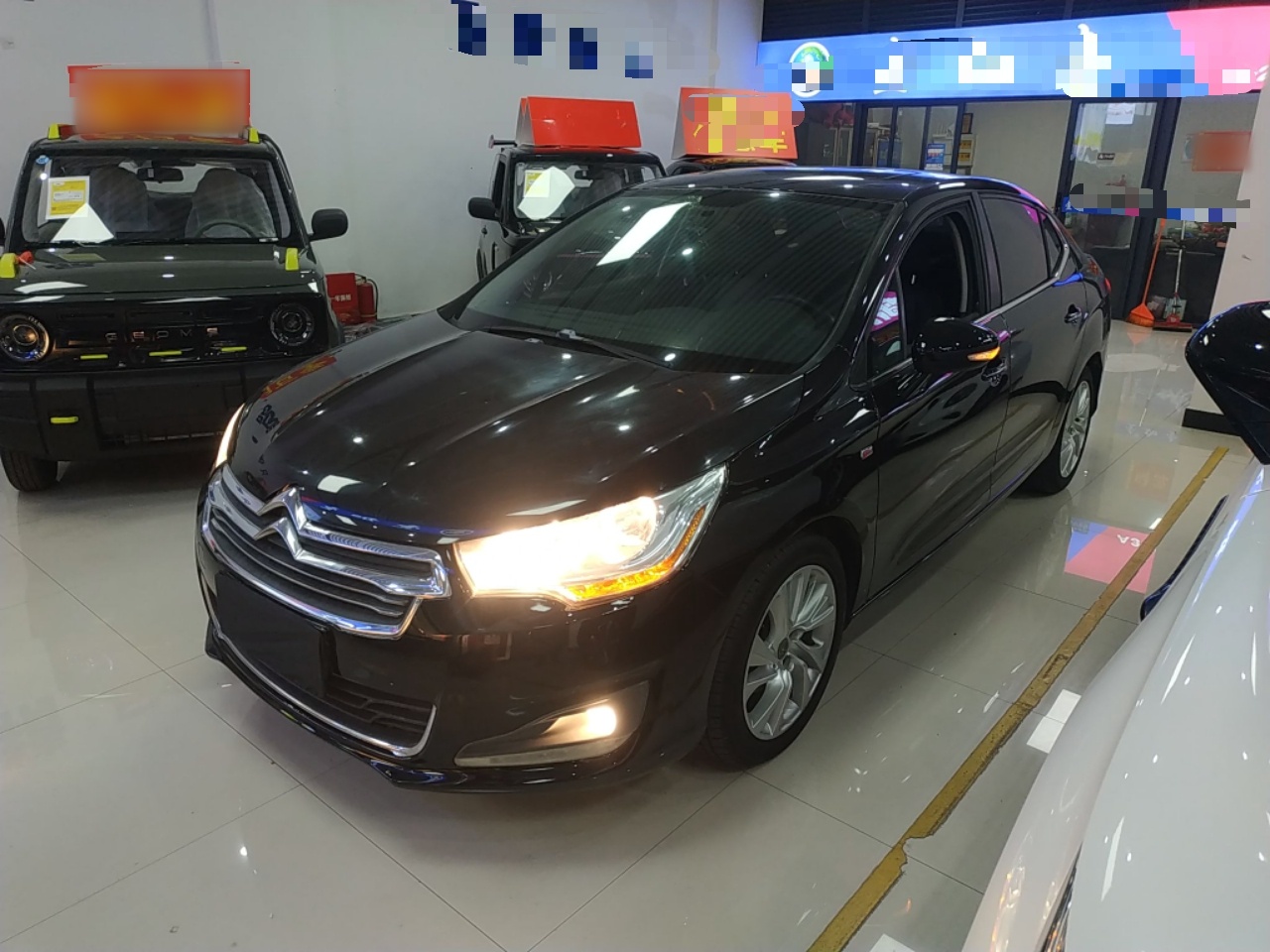 تحت مقدمة السيارة