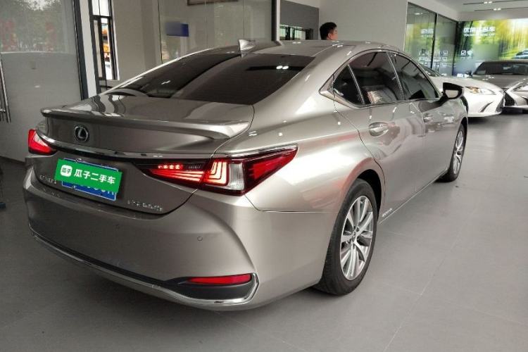 Used Lexus ES 2020 300h Premier Edition
