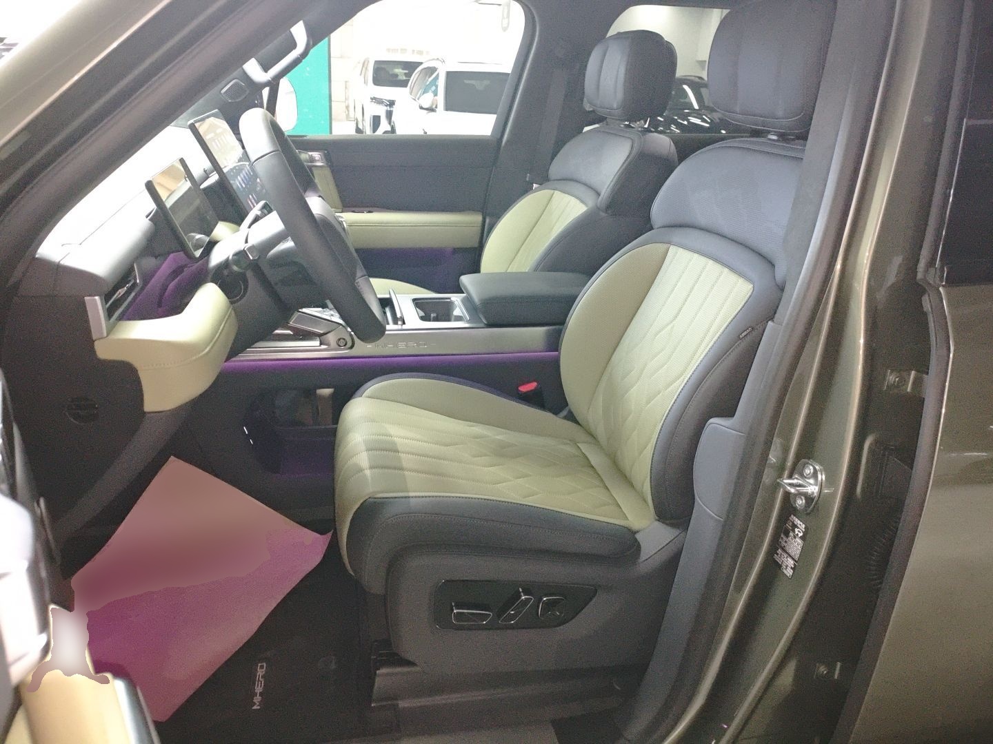 المقاعد الأمامية داخل السيارة