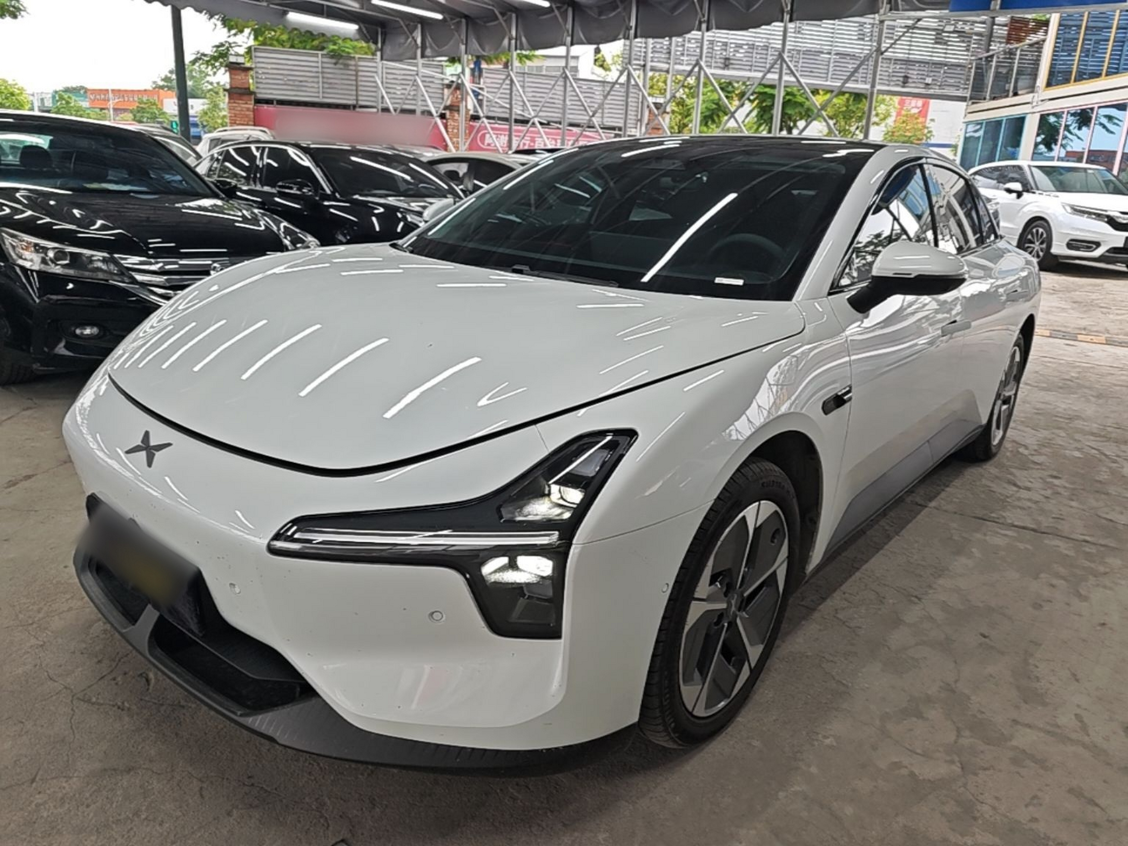 Под передней частью автомобиля