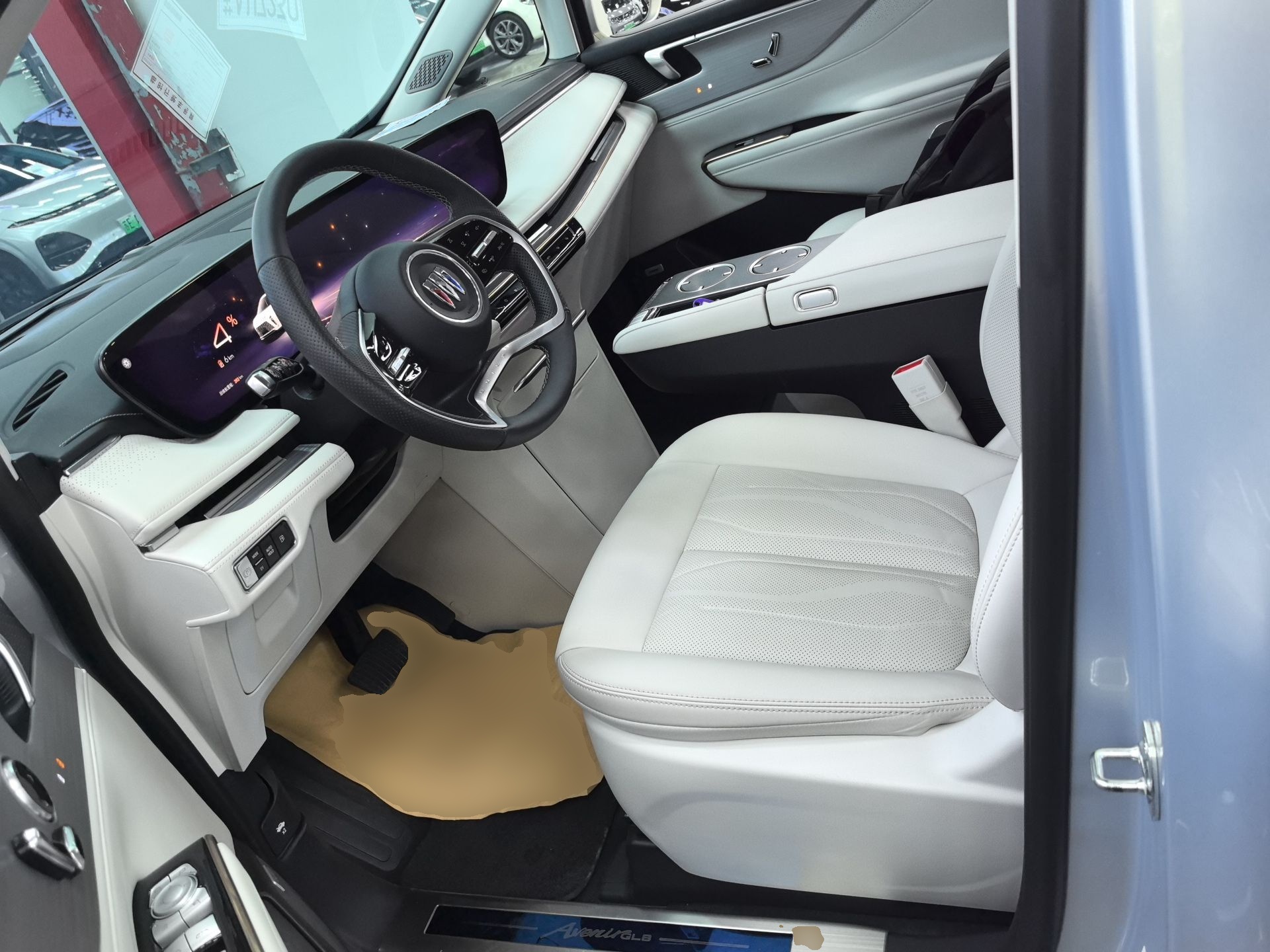 المقاعد الأمامية داخل السيارة