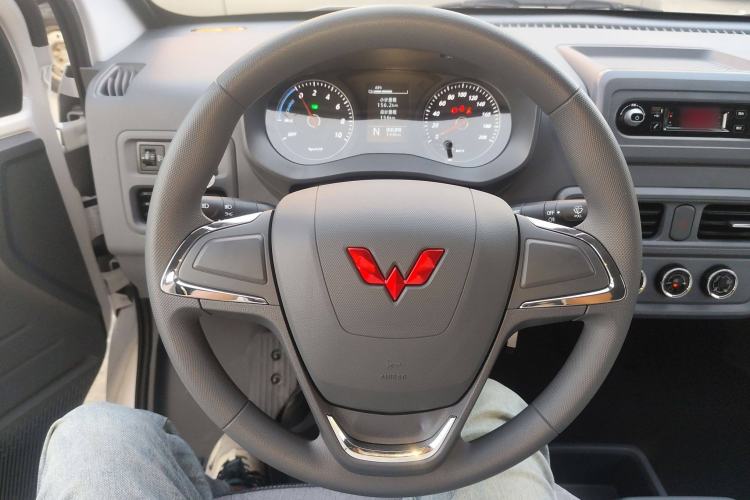 Used Wuling Yangguang 2024 300KM Comfort Version Passenger Van 75kW