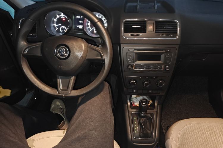 Used Skoda Yeti 2014 1.4TSI DSG Vibrant Edition Center Console