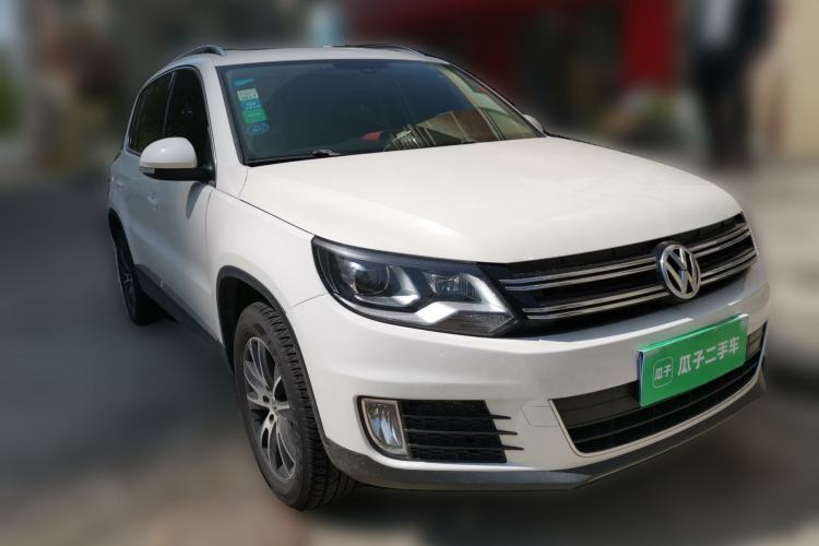 Used Volkswagen Tiguan 2015 1.8TSI Automatic All-Wheel-Drive Luxury Model Front Right 45 Deg