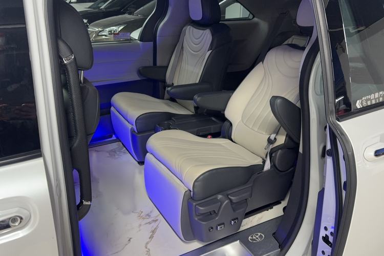 Used Toyota Sienna 2023 2.5L Hybrid Comfort Edition
