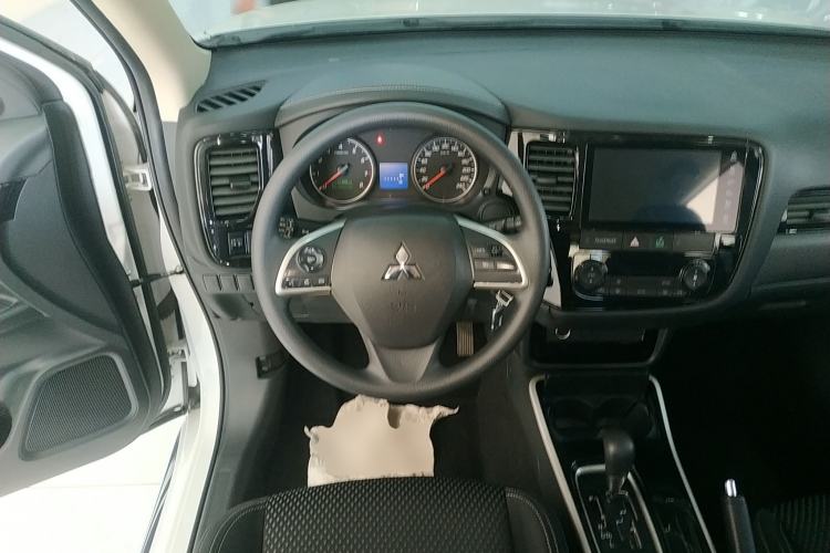 Used Mitsubishi Outlander 2021 Revised Version 2.0L Two-Wheel Drive Comfort Edition 5 Seats Steering Wheel
