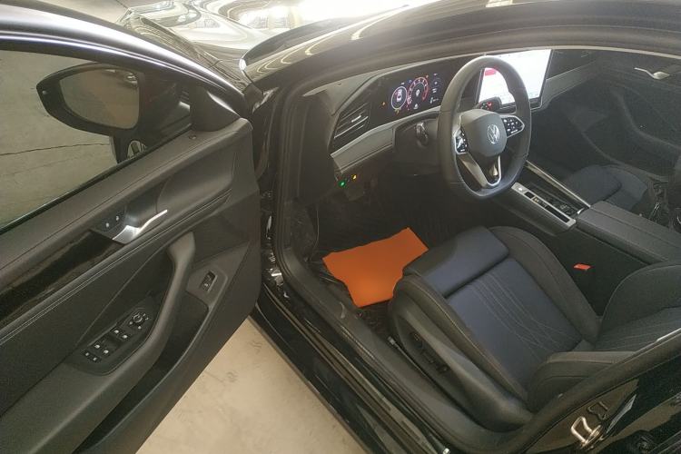 Used Volkswagen Magotan 2024 300TSI DSG Prestige Edition—A Real Eye-Catcher Driver Seat