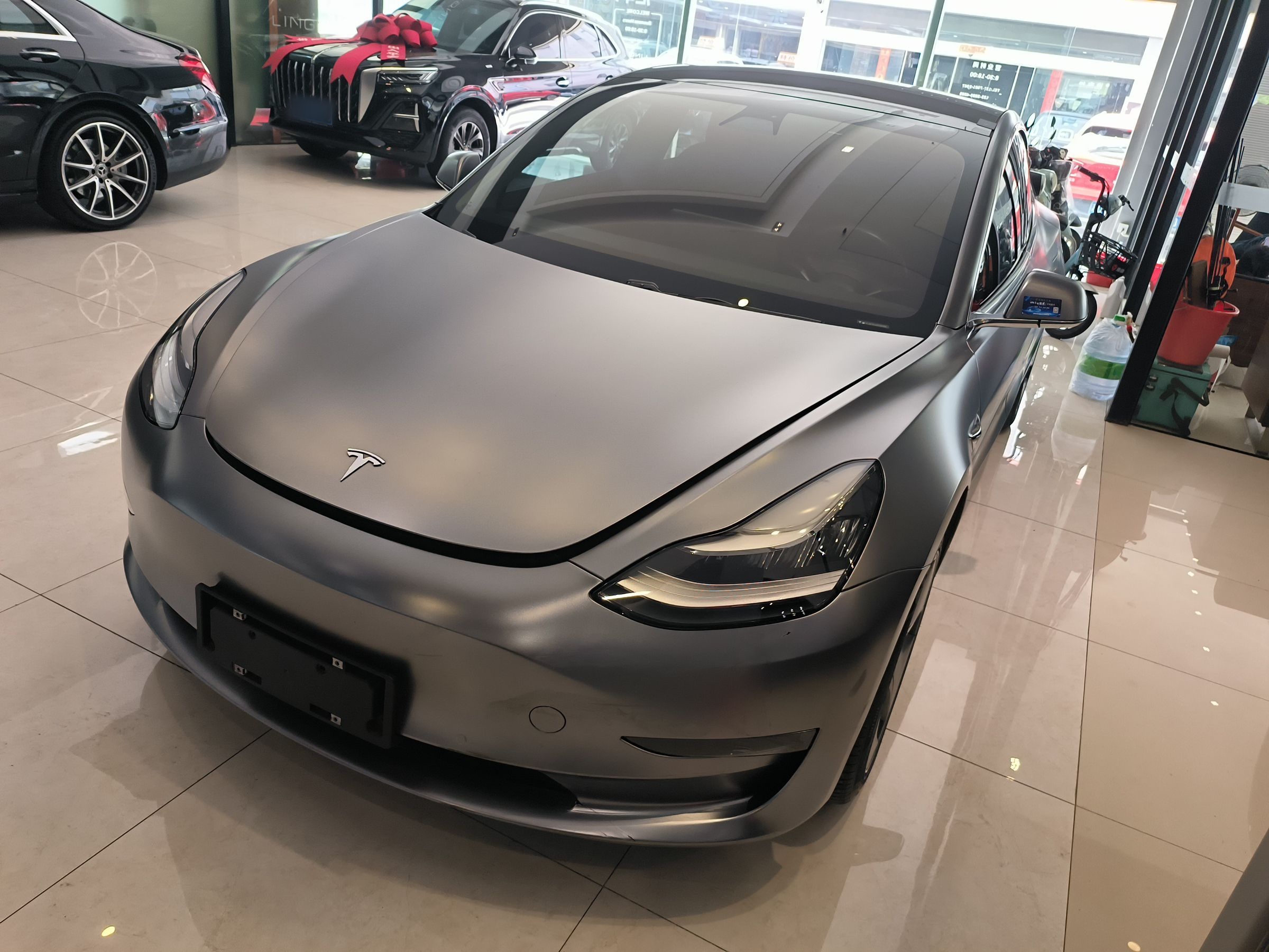 تحت مقدمة السيارة