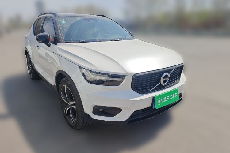 Used Volvo XC40 2020 T4 Four-Wheel Drive Smart & Sporty Edition Front Right 45 Deg