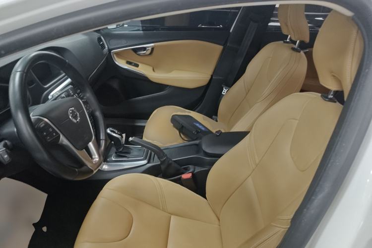 Used Volvo V40 2017 T3 Zhiyi Edition
