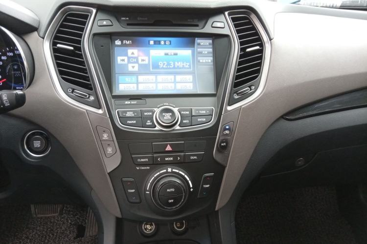 Used Hyundai Grand SantaFe 2013 3.0L 7-Seater Four-Wheel-Drive Comfort Edition Audio And AC Panel