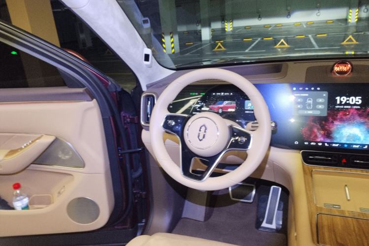 Used Hima AITO M8 2025 Extended-Range Ultra Version 53.4 kWh 6-Seater Edition Steering Wheel