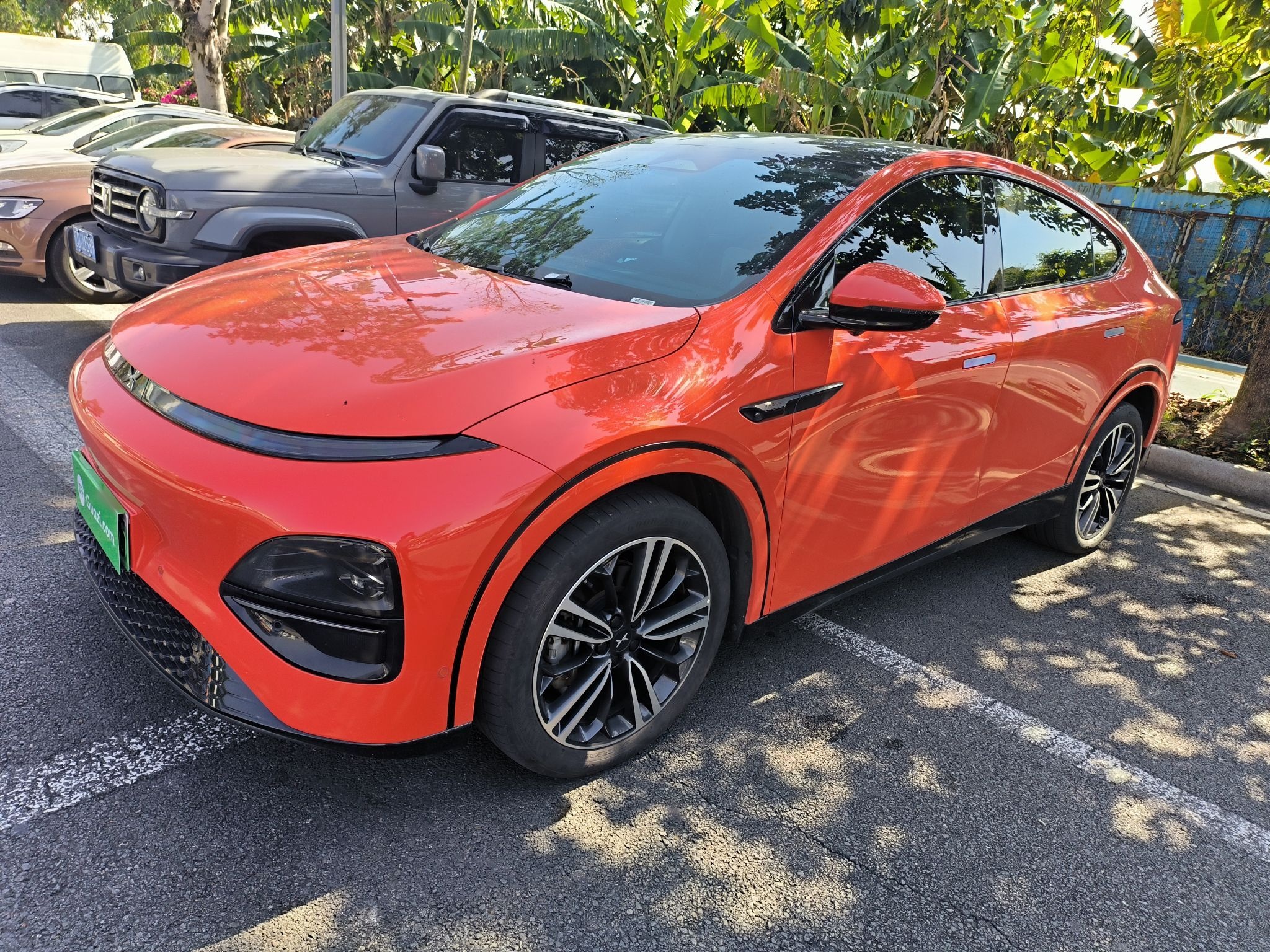 تحت مقدمة السيارة