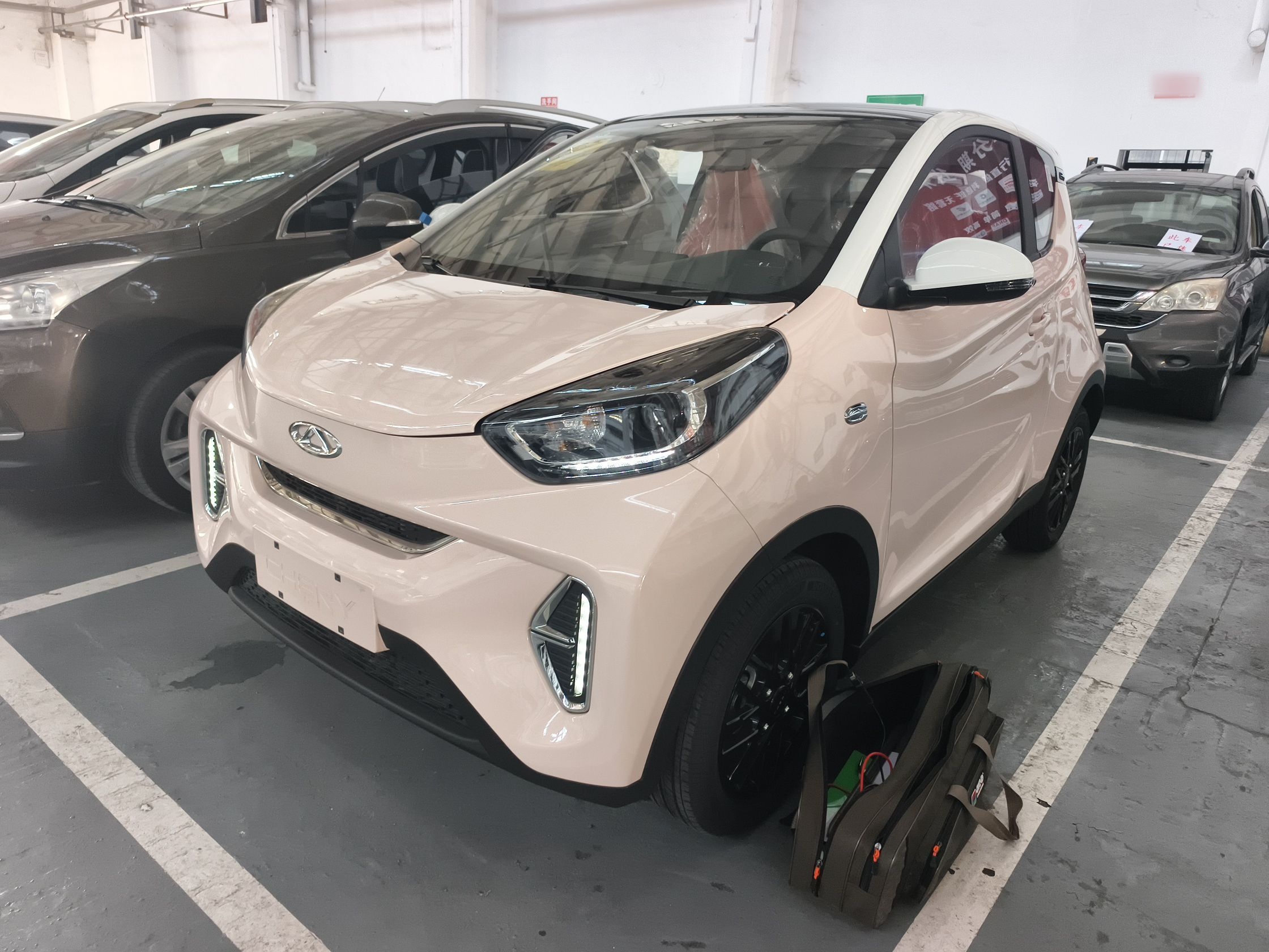 Под передней частью автомобиля