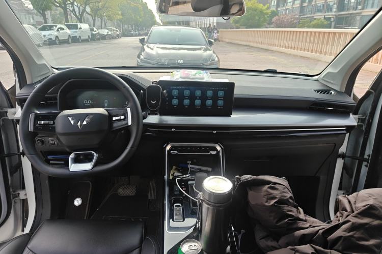 Used Wuling Asta 2022 2.0L DHT Electric-Speed Version Center Console