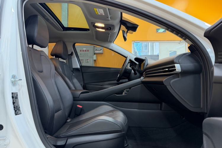 Used Hyundai Elantra 2023 1.5L CVT LUX Prestige Edition
