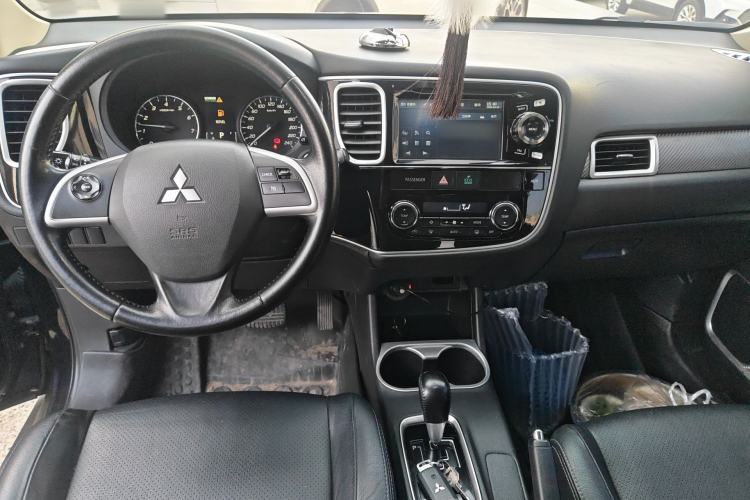 Used Mitsubishi Outlander 2013 2.4L 4x4 Luxury Navigation Edition 5 Seats Center Console