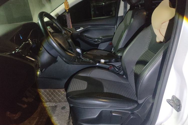 Used Ford Focus 2015 Hatchback EcoBoost 125 Automatic Supreme Style Edition Left Front Seat