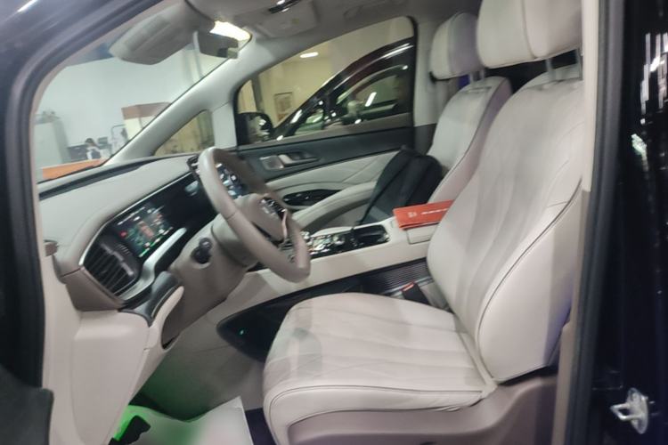 Used Denza D9 2022 DM-i 970 Four-Wheel Drive Prestige Model
